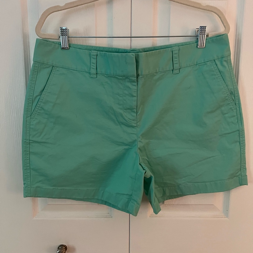Vineyard Vines 5” Short EUC Size 14